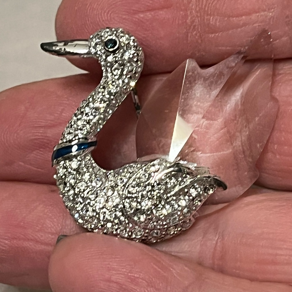 Vintage crystal and rhinestone Swan brooch with blue sapphire look accents - Picture 8 of 8